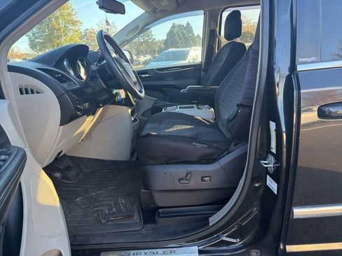 Used 2014 Chrysler Town & Country Touring image 19