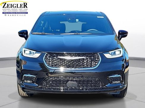 New 2026 Chrysler Pacifica Select image 2