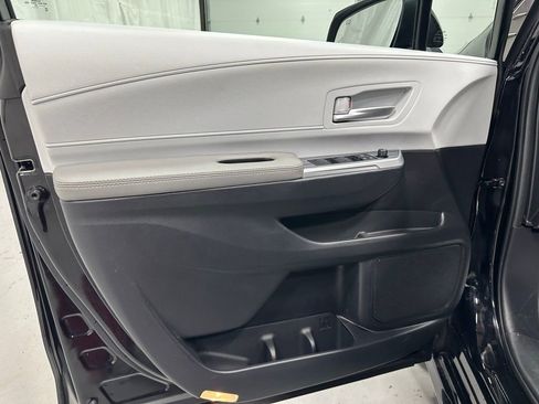 Used 2025 Toyota Sienna XLE image 7