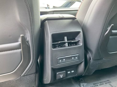 Used 2024 Jeep Wagoneer Launch Edition AWD/4WD image 33