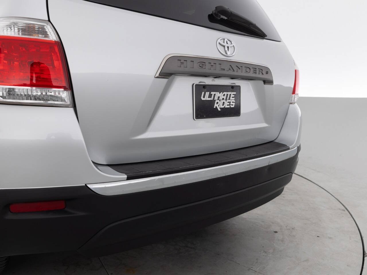Used 2013 Toyota Highlander FWD w/ Cold Weather Pkg image 16