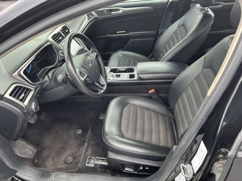 Used 2017 Ford Fusion SE w/ Equipment Group 201A image 11