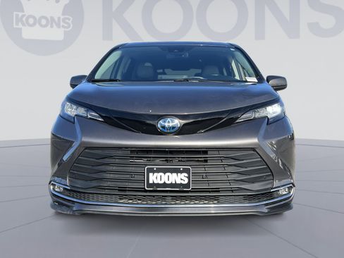 Used 2022 Toyota Sienna XLE image 11