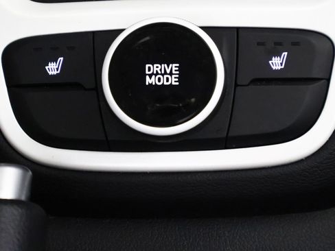 Used 2025 Hyundai Venue Limited FWD image 38