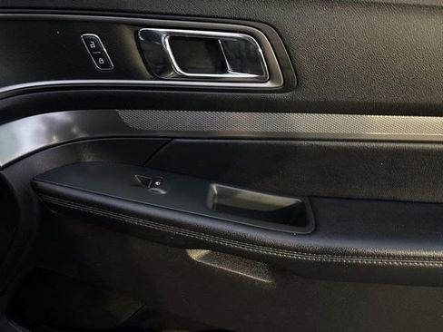 Used 2018 Ford Explorer XLT image 40