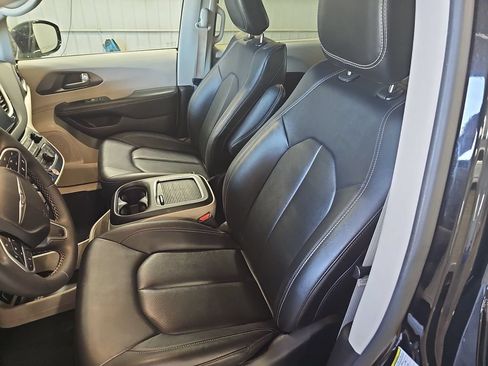 Used 2024 Chrysler Pacifica Touring-L FWD image 14