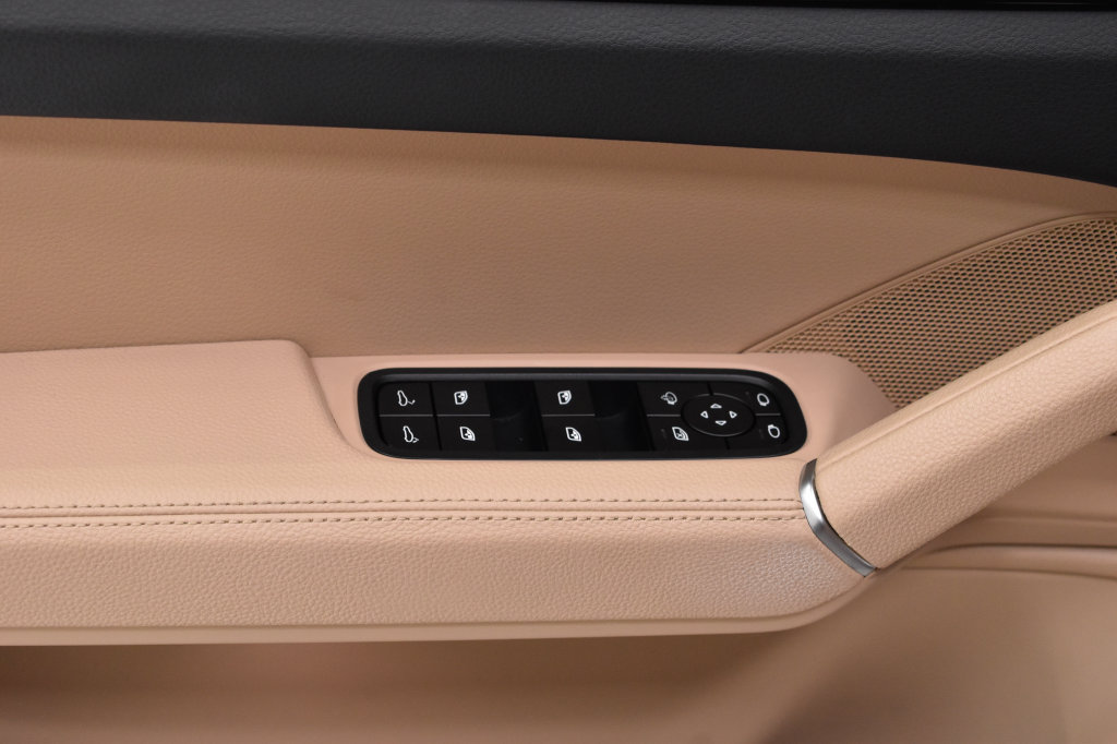 Used 2022 Porsche Cayenne AWD/4WD image 18