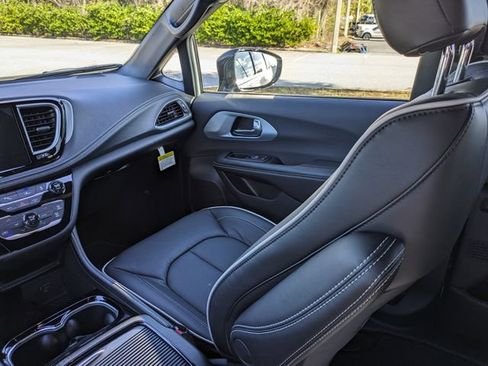 New 2026 Chrysler Pacifica Select FWD image 16