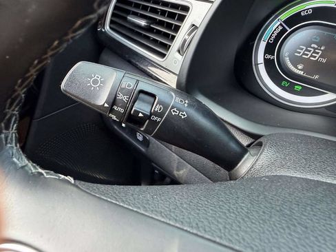 Used 2017 Kia Niro EX FWD image 34