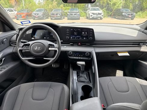 Used 2025 Hyundai Elantra Sport FWD image 16