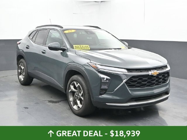 Used 2025 Chevrolet Trax LT FWD image 7