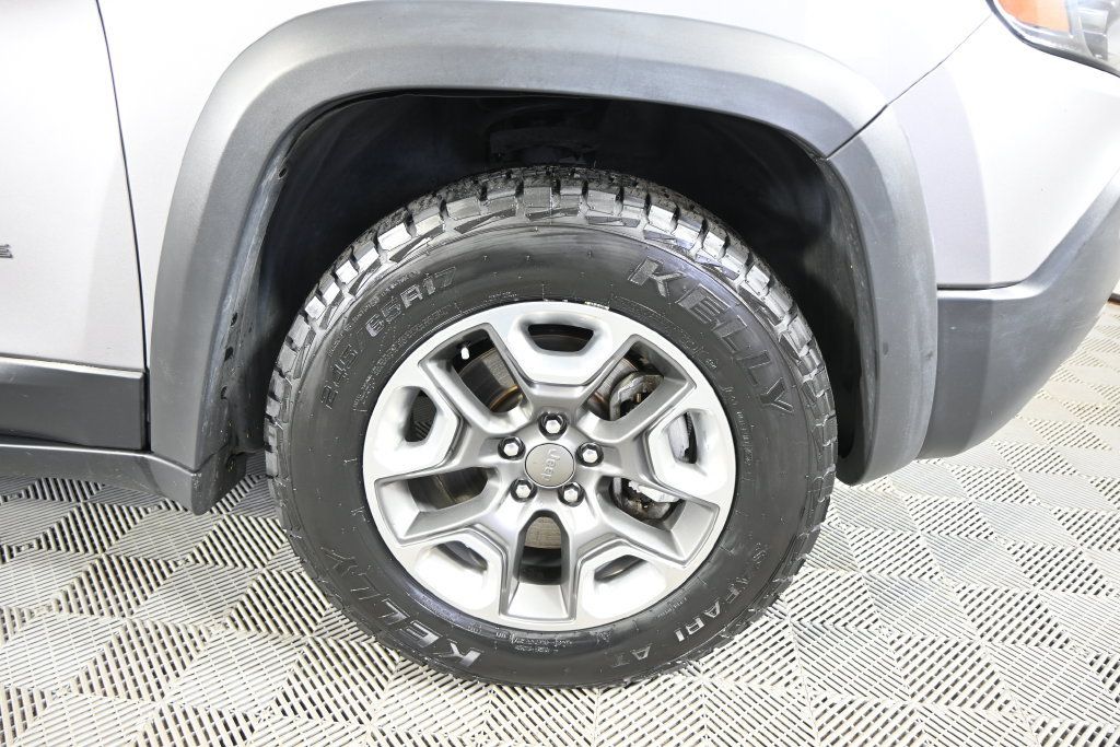 Used 2019 Jeep Cherokee Trailhawk AWD/4WD image 11