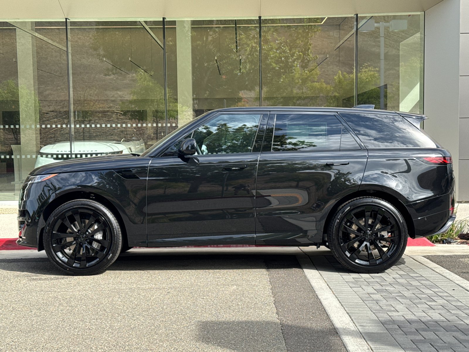 New 2026 Land Rover Range Rover Sport Dynamic SE AWD/4WD image 3