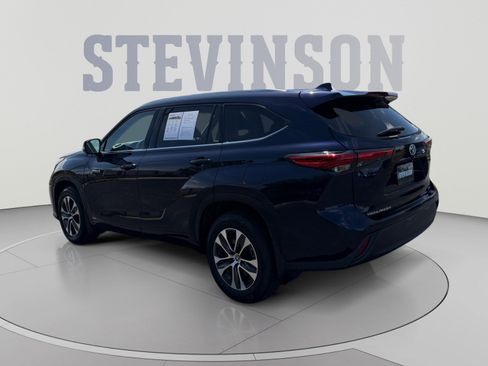 Used 2020 Toyota Highlander XLE AWD/4WD image 3