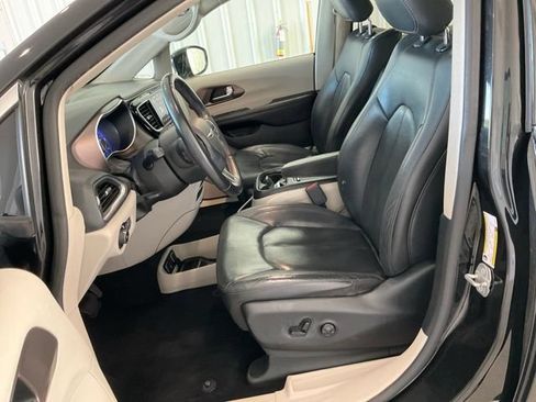 Used 2018 Chrysler Pacifica Touring-L Plus FWD image 2