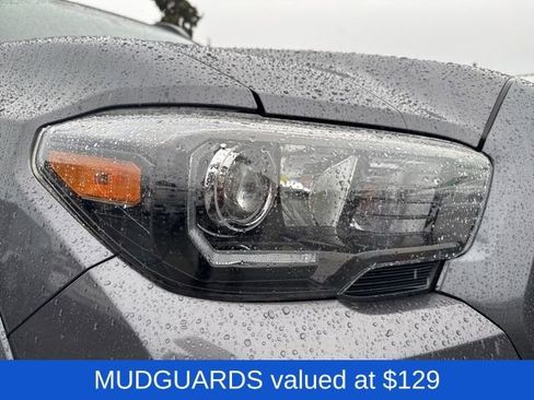 Used 2017 Toyota Tacoma TRD Sport w/ Tow Package image 9