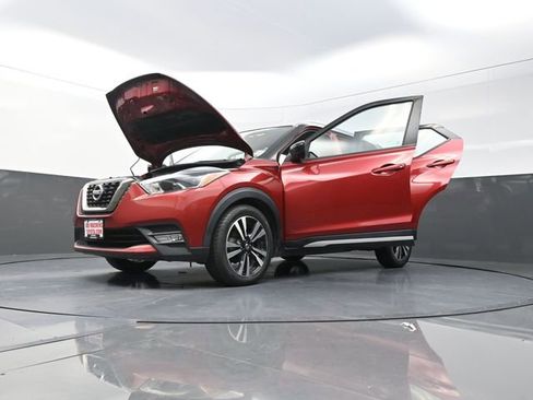 Used 2019 Nissan Kicks SR w/ SR Premium Package FWD image 12
