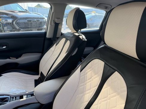 Used 2023 Honda HR-V LX image 9