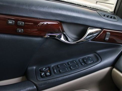 Used 2005 Cadillac De Ville w/ Limited Edition Package image 23