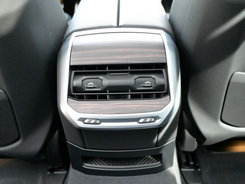 Used 2025 BMW 760i xDrive w/ Autobahn Package AWD/4WD image 41