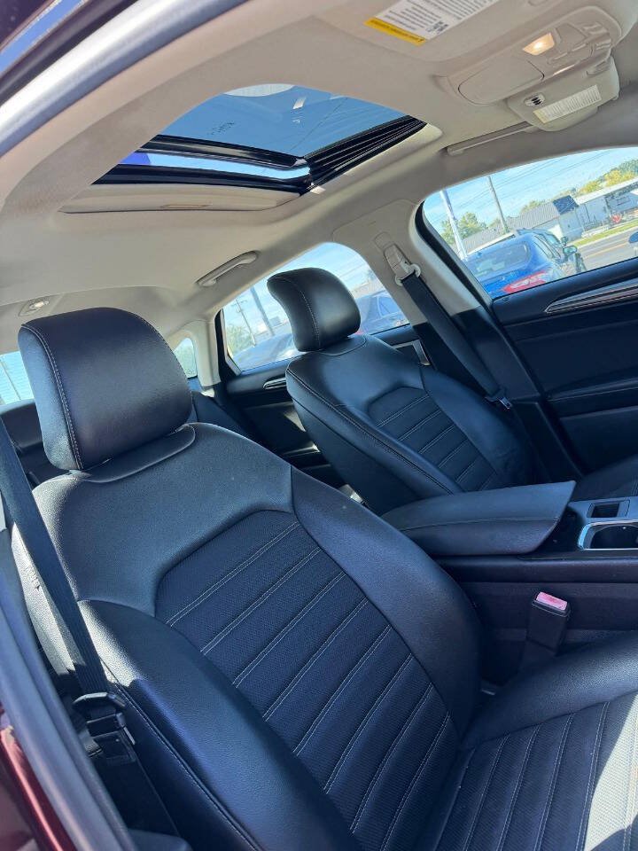 Used 2017 Ford Fusion SE w/ Equipment Group 201A FWD image 27