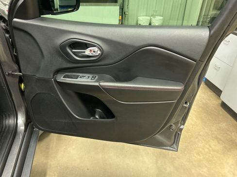 Used 2019 Jeep Cherokee Trailhawk w/ Cold Weather Group image 26