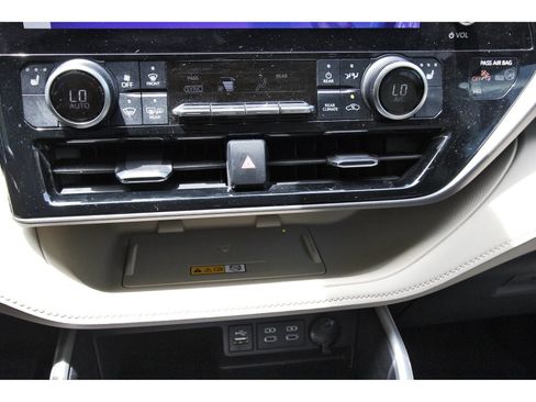 Used 2024 Toyota Highlander XLE FWD image 26