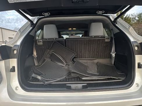 Used 2023 Toyota Highlander XLE image 39