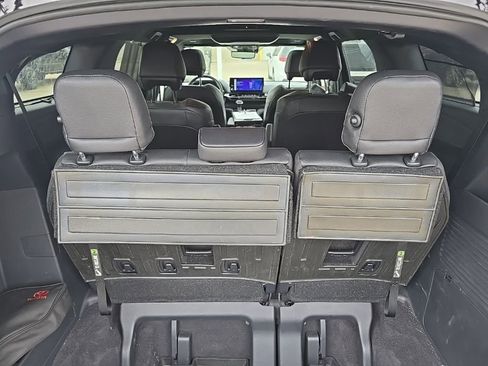 Used 2025 Toyota Sienna Platinum AWD/4WD image 9