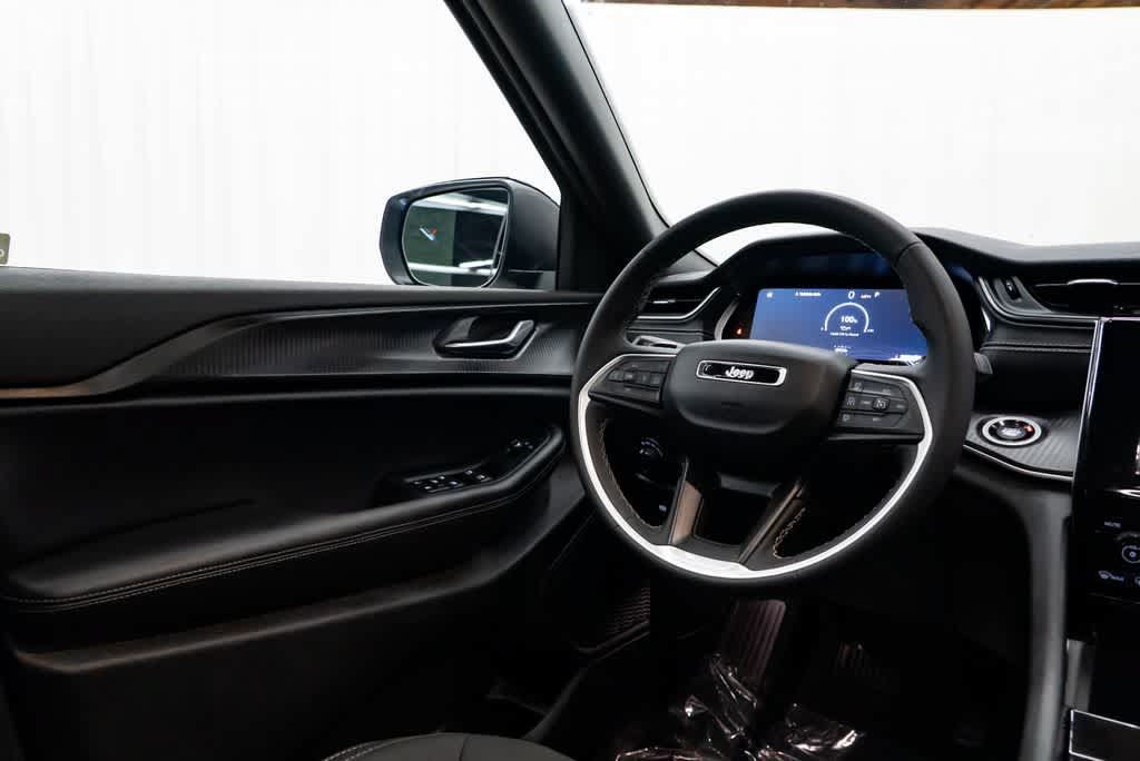 Used 2025 Jeep Grand Cherokee Laredo X AWD/4WD image 12