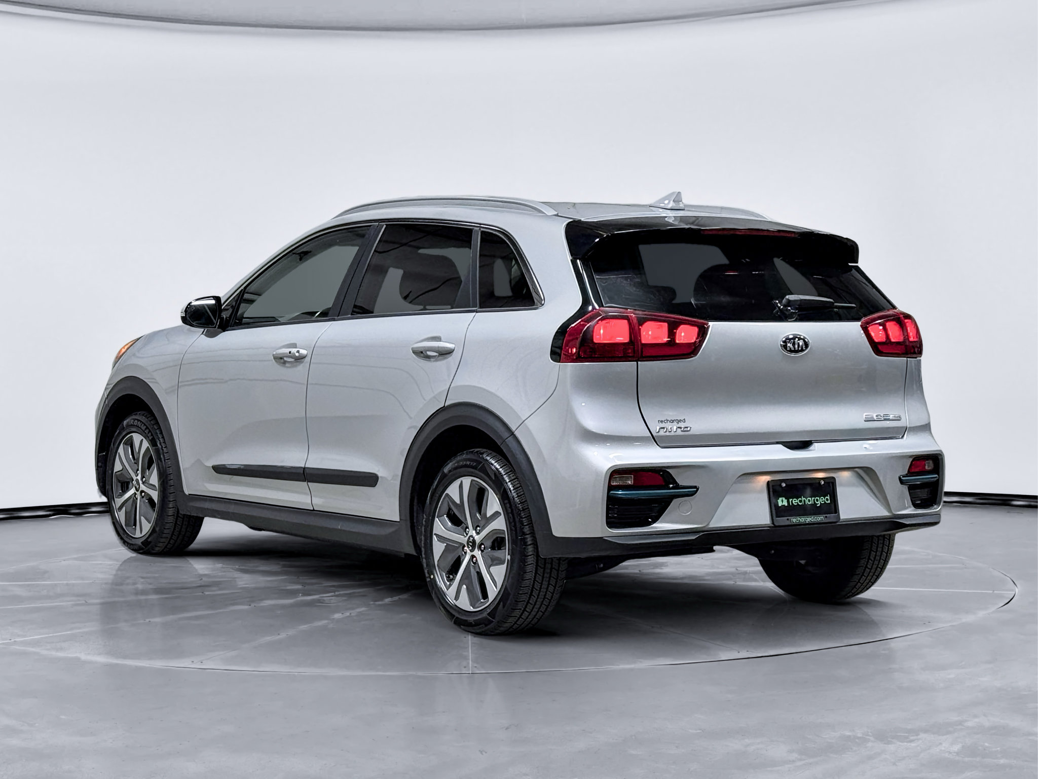 Used 2019 Kia Niro EX w/ Cold Weather Package 2.0 FWD image 2