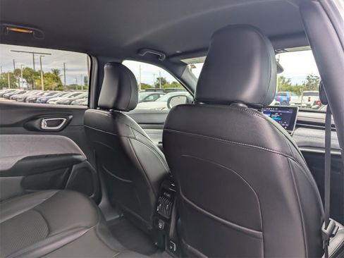 Used 2024 Jeep Compass Latitude image 12