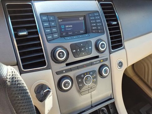 Used 2017 Ford Taurus SE image 21