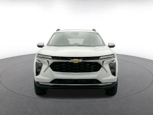 Used 2025 Chevrolet Trax LT w/ LT Convenience Package FWD image 2
