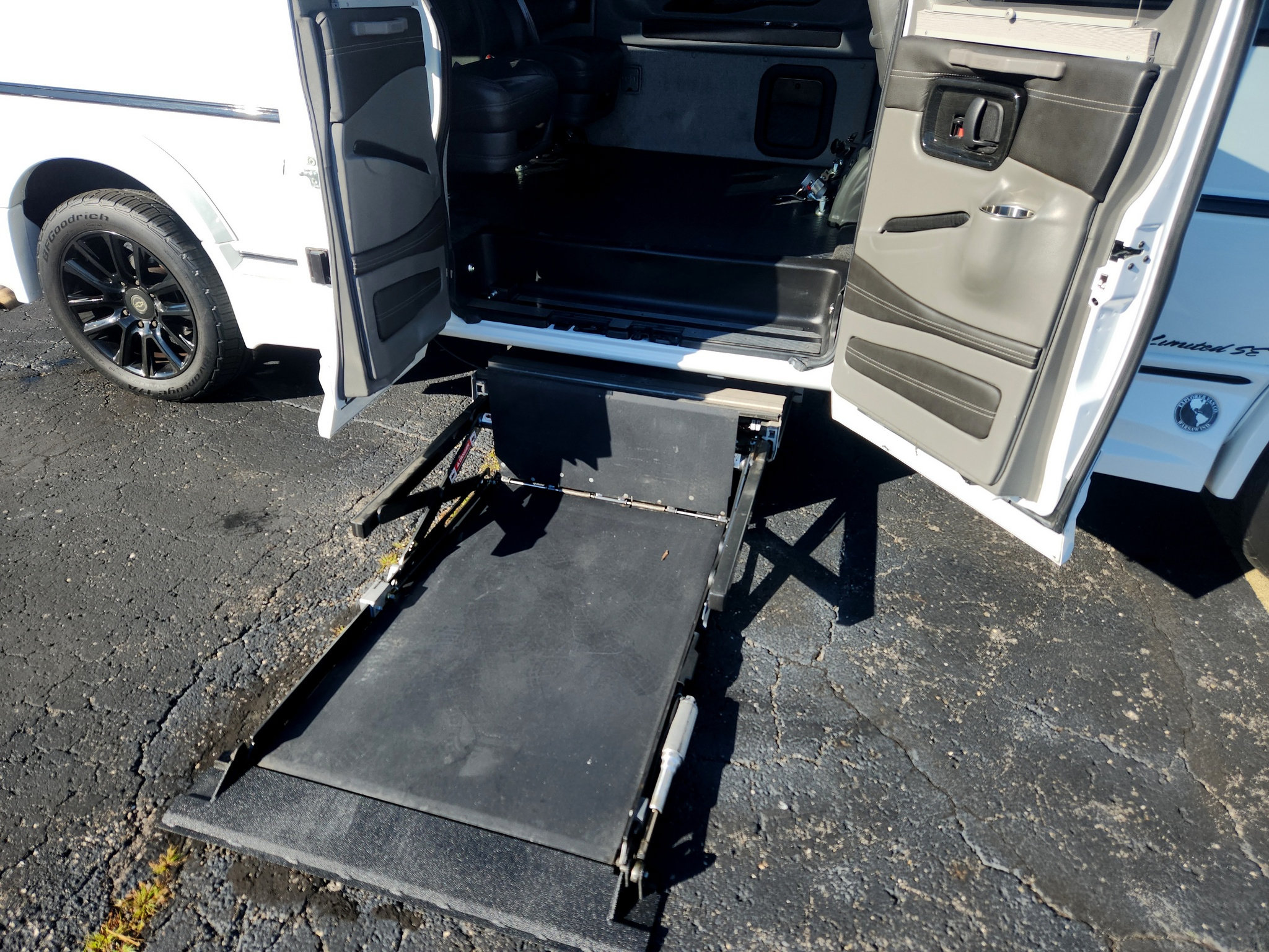Used 2020 Chevrolet Express 2500 Extended w/ Enhanced Convenience Package RWD image 17