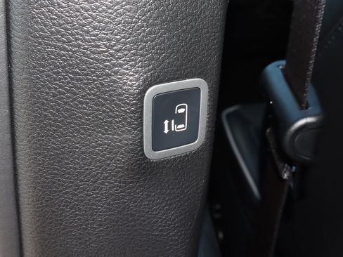 New 2026 Chrysler Pacifica Limited w/ Uconnect Theater Family Group image 18