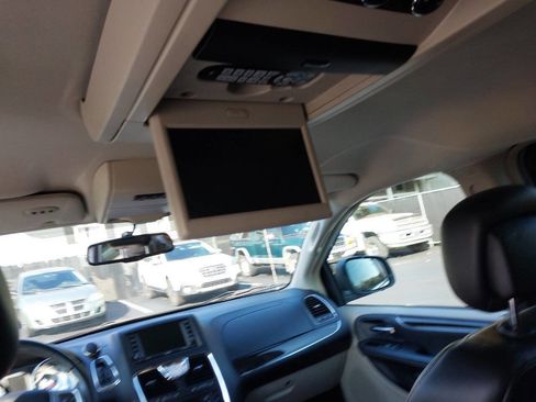 Used 2013 Chrysler Town & Country Touring image 8