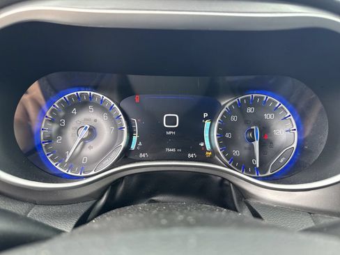 Used 2024 Chrysler Pacifica Touring-L FWD image 17