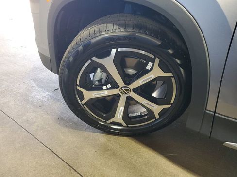 New 2025 Volkswagen Tiguan SE image 37