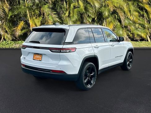 Used 2023 Jeep Grand Cherokee Altitude image 5