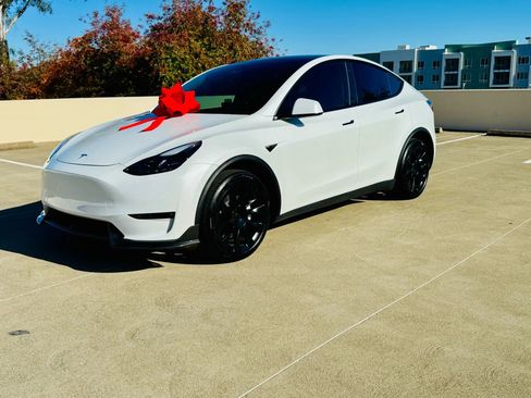 Used 2023 Tesla Model Y AWD image 3