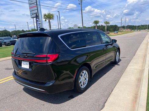 New 2027 Chrysler Pacifica Select w/ Family Tech Group FWD image 7
