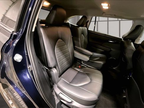 Used 2024 Toyota Highlander XLE AWD/4WD image 25