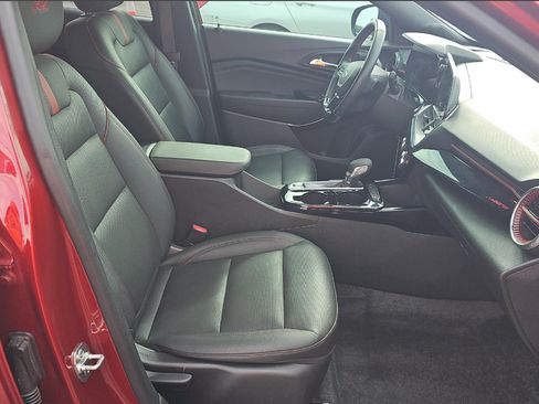 Used 2025 Chevrolet Trax RS FWD image 9