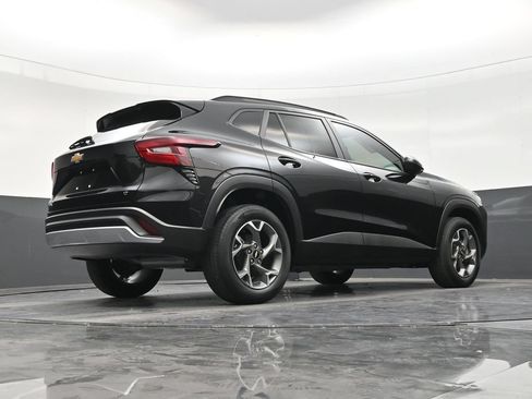 Used 2025 Chevrolet Trax LT w/ Driver Confidence Package FWD image 24