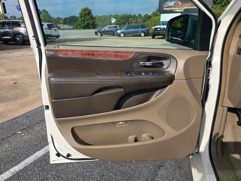 Used 2011 Chrysler Town & Country Touring-L w/ Entertainment Group #2 image 14
