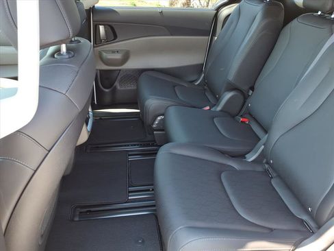 New 2026 Kia Carnival EX image 12