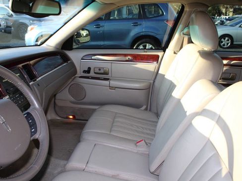 Used 2005 Lincoln Town Car Signature image 14