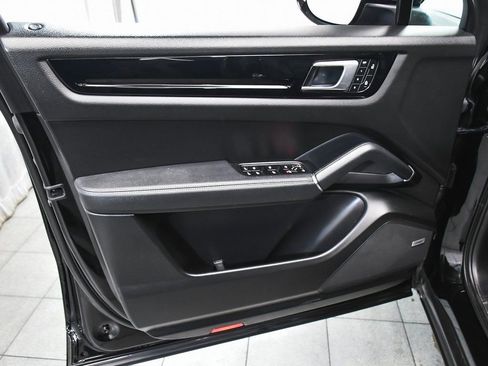 Used 2022 Porsche Cayenne Platinum Edition image 9