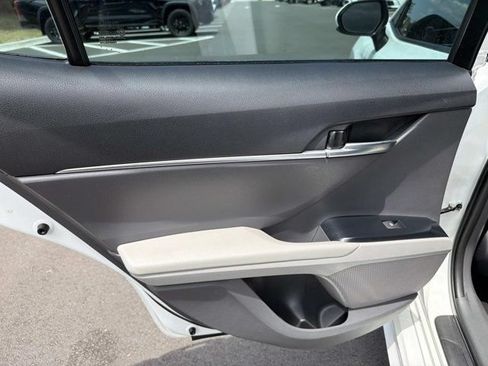 Used 2018 Toyota Camry SE FWD image 13